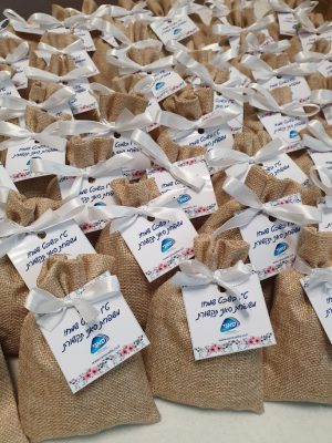 שק יוטה במילוי פירות יבשים